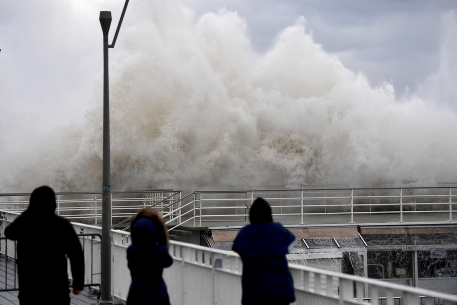 Sztorm i silny wiatr nad Bałtykiem w Kołobrzegu / 	Marcin Bielecki    /PAP