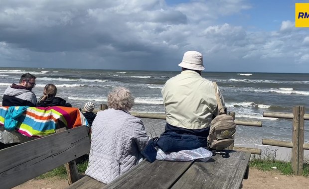 Sztorm na Bałtyku. Ewakuacja sklepików z plaży w Lubiatowie 