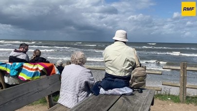 Sztorm na Bałtyku. Ewakuacja sklepików z plaży w Lubiatowie 