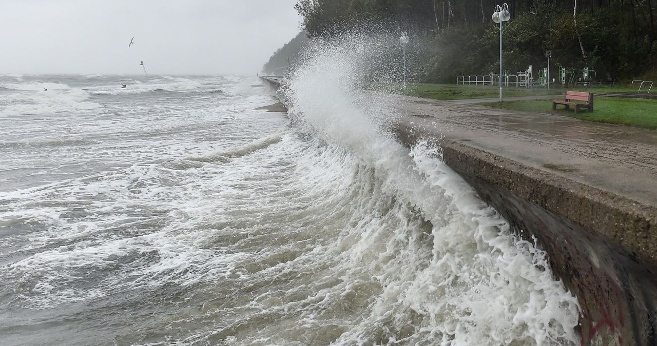 Sztorm zagraża nie tylko statkom znajdującym się na morzu, ale i przybrzeżnym miejscowościom. / Lukasz Dejnarowicz /Agencja FORUM