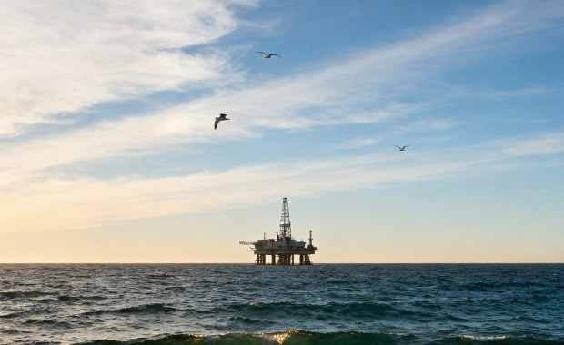 Sztorm zalał pontony. Ratunkiem dla ponad 100 osób okazała się platforma wiertnicza