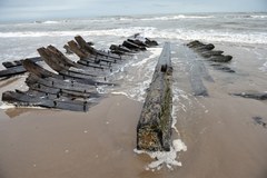 Sztormowa pogoda odkryła na plaży w Międzywodziu wrak XIX-wiecznego statku