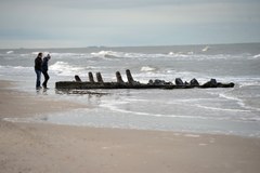 Sztormowa pogoda odkryła na plaży w Międzywodziu wrak XIX-wiecznego statku