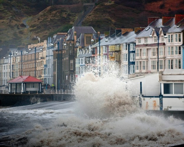 Sztormowe fale od kilku dni nękają wybrzeża Francji i Wielkiej Brytanii. Na zdjęciu: brytyjskie Aberystwyth /Dimitris Legakis /PAP/EPA