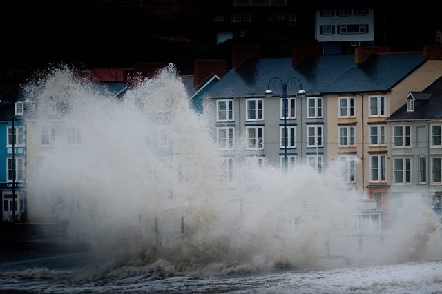 Sztormy poważnie zakłóciły transport kolejowy i drogowy w niektórych rejonach /Dimitris Legakis /PAP/EPA