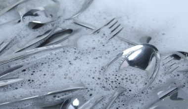 Sztućce będą błyszczeć jak nowe na wigilijnym stole. To przywróci im blask w kilka minut 