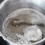  Sztućce będą lśniły bez polerowania. Wystarczy, że zrobisz im kąpiel z tym dodatkiem