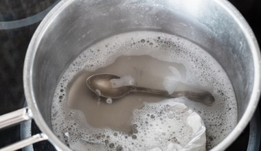  Sztućce będą lśniły bez polerowania. Wystarczy, że zrobisz im kąpiel z tym dodatkiem