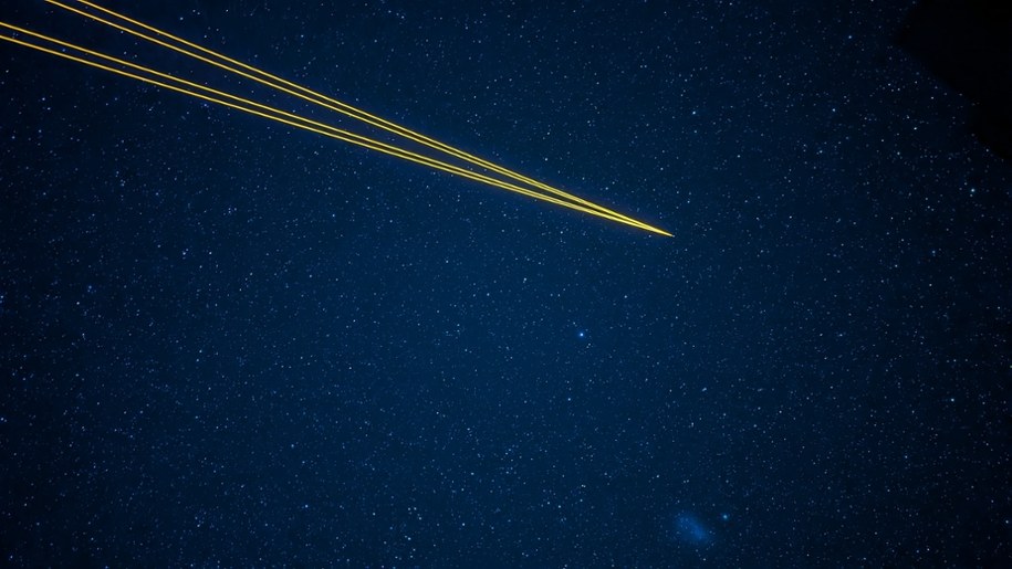 Sztuczna gwiazda nad  Paranal. na dole Mały Obłok Magellana /Fot. Grzegorz Jasiński /RMF FM