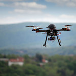 Sztuczna inteligencja i drony pomogą wykryć agresję w tłumie
