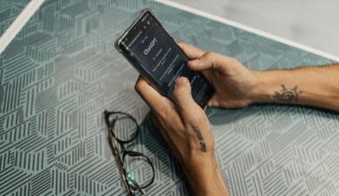 Sztuczna inteligencja oszukana wierszem. Tak łatwo obejść zabezpieczenia LLM?