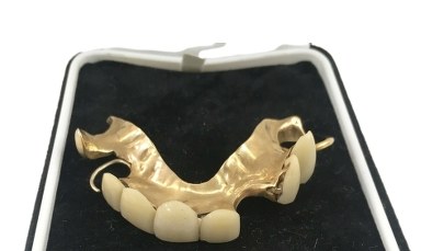 Sztuczna szczęka Winstona Churchilla na aukcji