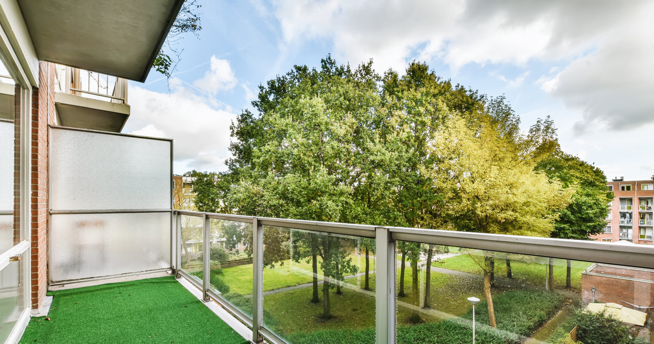 Sztuczna trawa jest jednym z praktycznych pomysłów na podłogi balkonowe /123RF/PICSEL