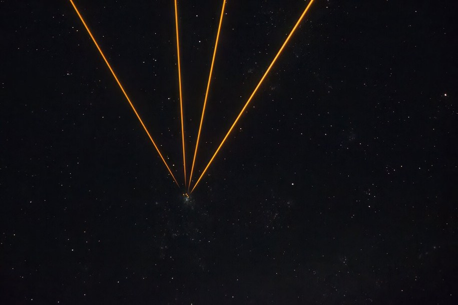 Sztuczne gwiazdy utworzone z pomocą laserów na tle Gromady Tarantula /Fot. ESO/A. Berdeu /Materiały prasowe