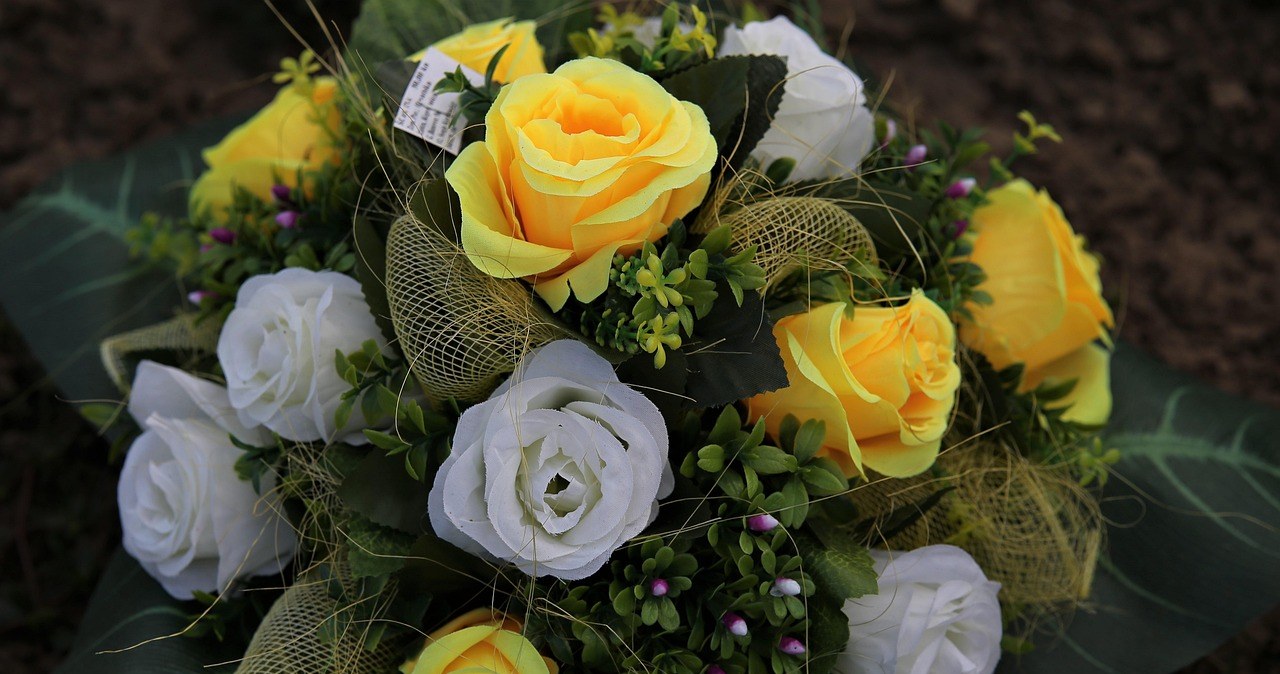 Sztuczne kwiaty będą wyglądały jak nowe przez wiele miesięcy /Pixabay.com