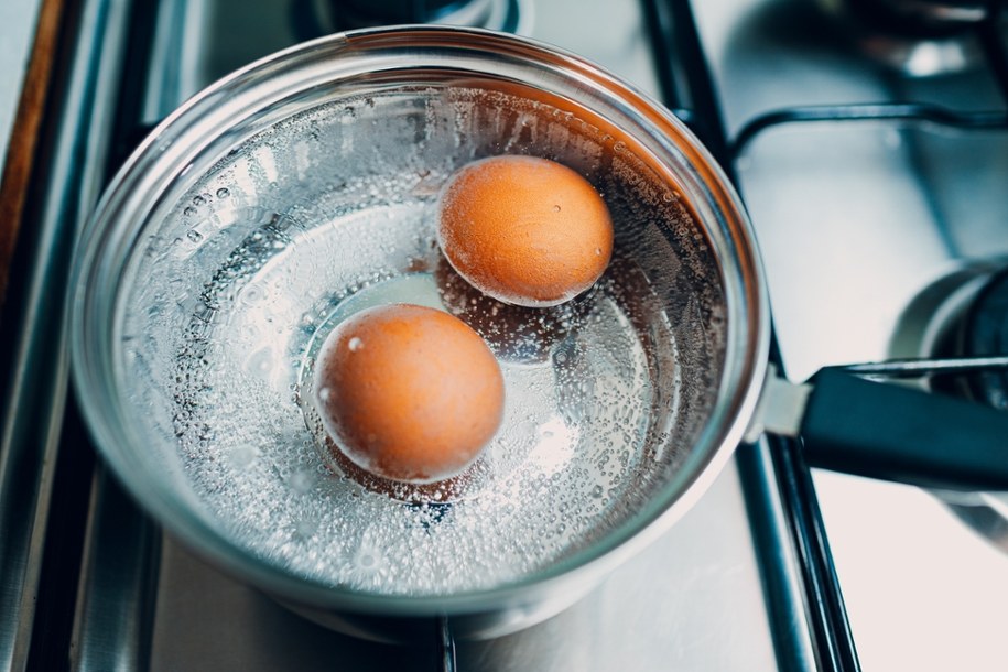 Sztuka gotowania jajek – ile minut do perfekcji? /Shutterstock