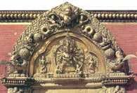 Sztuka Nepalu: fragment Złotego Portalu ze świątyni w Bhaktapur /Encyklopedia Internautica