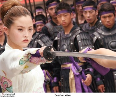 Sztuki walki musiała też opanować do kolejnej filmowej roli w filmie "DOA: Żywy lub martwy". "L.A. Weekly" porównał obraz Coreya Yuena do "Aniołków Charliego". Nieco bardziej wstrzemięźliwa była ocena magazynu "Variety", który podsumował "DOA" jako "gorące dziewczyny plus świetne sceny walki".