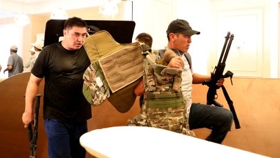 Szturm na dom b. prezydenta Kirgistanu. Atambajew oddał się w ręce policji