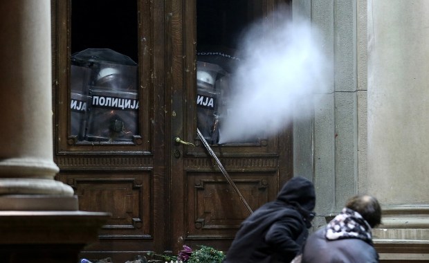 Szturm na ratusz w Belgradzie. 30 policjantów rannych w zamieszkach