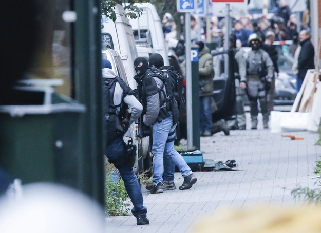 Szturmowe oddziały policji w dzielicy Molenbeek w Brukseli /OLIVIER HOSLET /PAP/EPA