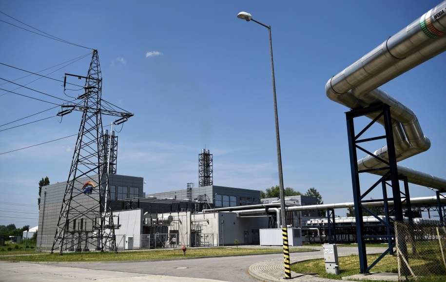 Szukamy sposobu na przedłużenie terminu składania oświadczeń, umożliwiających przedsiębiorcom korzystanie z tańszego prądu - mówi minister Jadwiga Emilewicz /Darek Delmanowicz /PAP