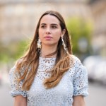 Szukasz eleganckiej sukienki? Te fasony genialnie maskują "spożywczy balonik" i szerokie biodra