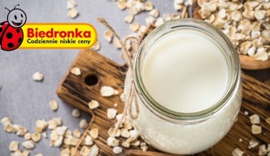 Szukasz idealnego napoju roślinnego do kawy? Biedronka właśnie wprowadziła hit!