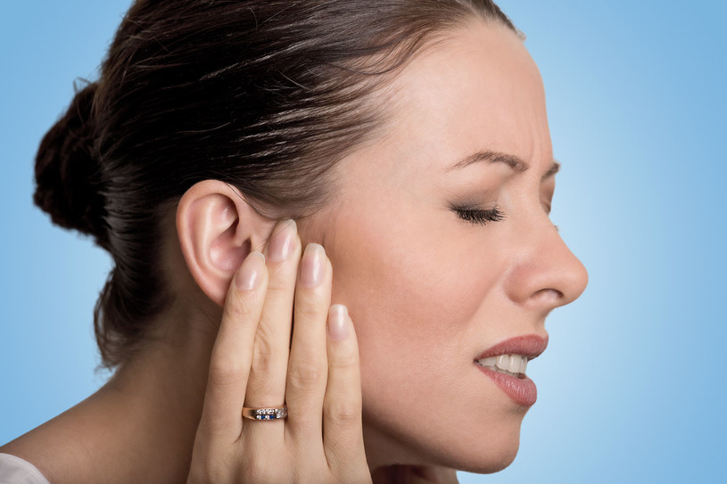 Szum w uszach bywa równie uciążliwy, co ich ból /123RF/PICSEL