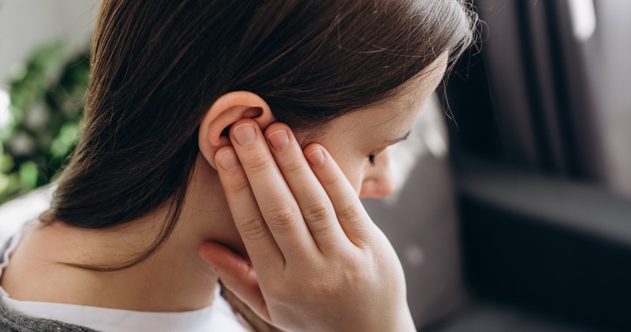 Szumy uszne mogą być objawem niedoboru witaminy B12 lub żelaza. Wczesna diagnostyka pozwala szybciej odzyskać komfort życia /123RF/PICSEL