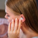 Szumy uszne zwiastują chorobę. Lato sprzyja zapaleniu ucha