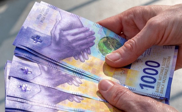 Szwajcaria podnosi stopy procentowe. Raty kredytów we frankach pójdą w górę
