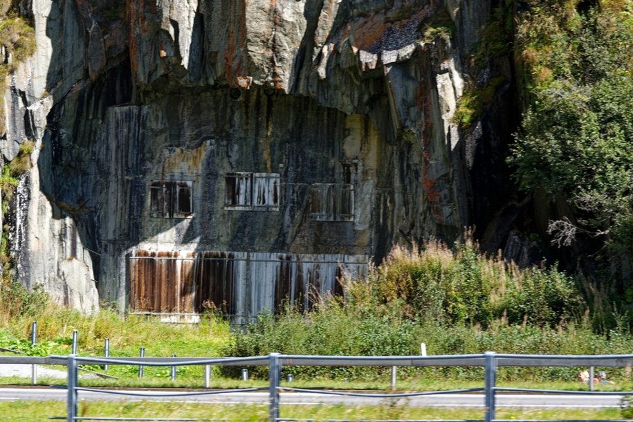 Szwajcaria zmodernizuje bunkry z czasów zimnej wojny. Na zdjęciu stary bunkier w Andermatt /Shutterstock