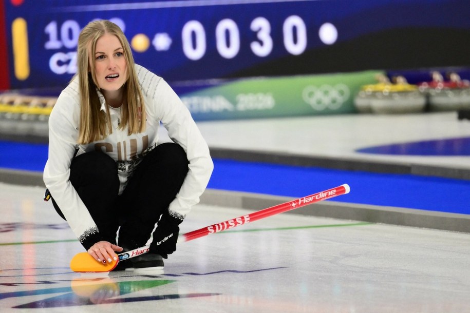 Szwajcarka Briar Schwaller-Huerlimann podczas rywalizacji w curlingu /MARCO BERTORELLO /AFP/EAST NEWS