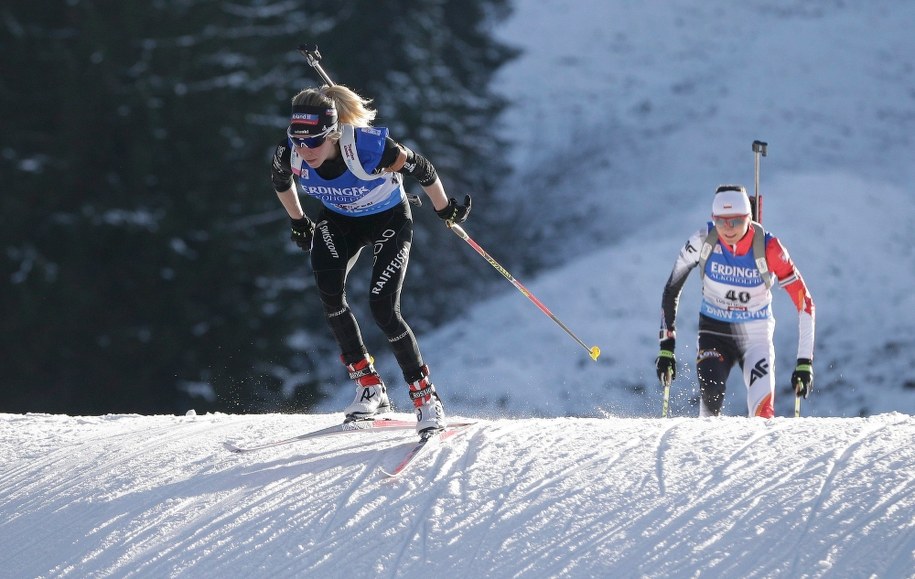 Szwajcarka Elisa Gasparin przed Moniką Hojnisz /GEORG HOCHMUTH /PAP/EPA
