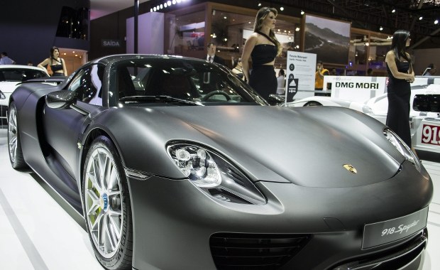 Szwajcarscy bankierzy dają w zastaw samochody. Potrzebują gotówki na święta