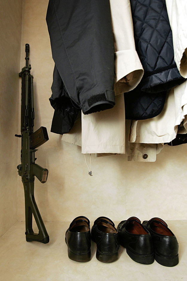 Szwajcarscy żołnierze trzymają bron i wyposażenie w domach /AFP
