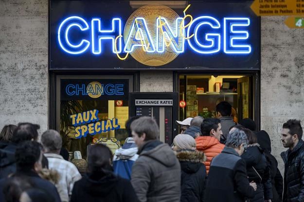Szwajcarski frank coraz tańszy! Nz. kolejka do kantoru w Genewie /AFP