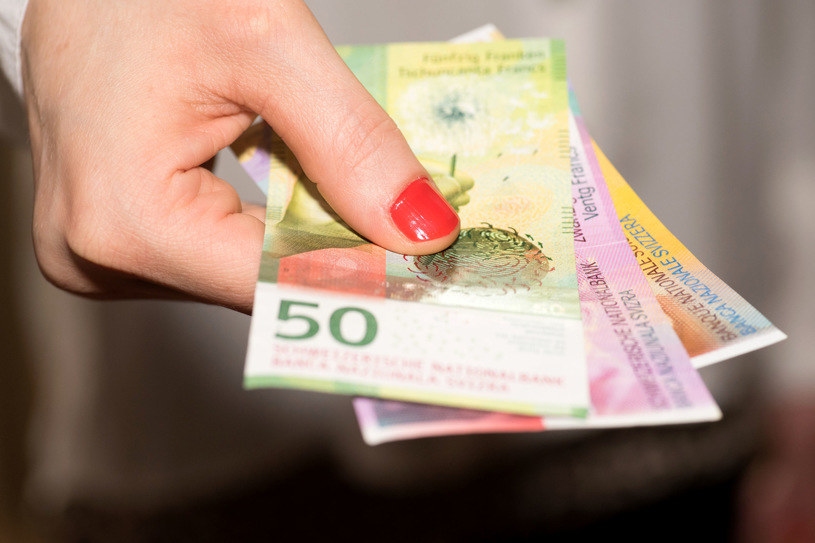 Szwajcarzy chcą osłabić franka? /123RF/PICSEL