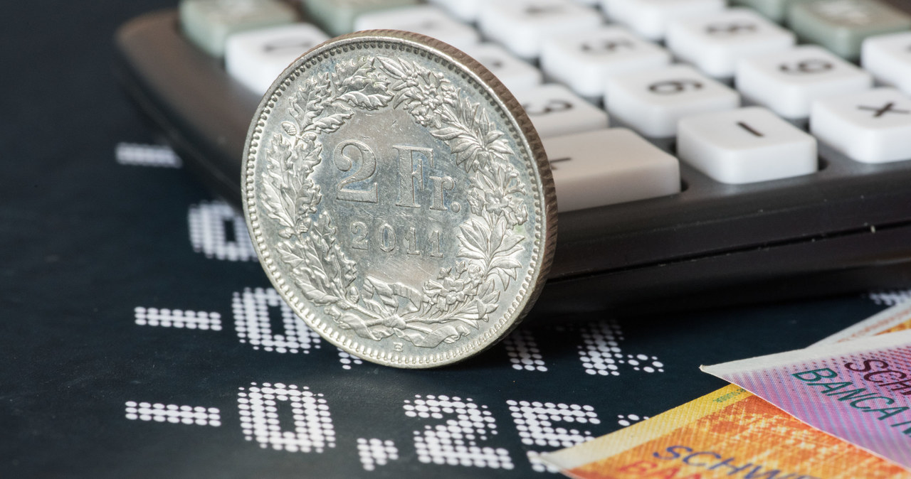 Szwajcarzy mogą wprowadzić minusowe stopy procentowe. /123RF/PICSEL