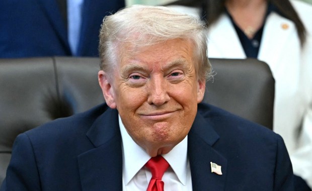 Szwajcarzy obdarowali Trumpa luksusowymi prezentami