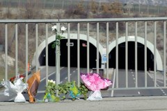 Szwajcarzy składają kwiaty w miejscu wypadku belgijskiego autokaru 