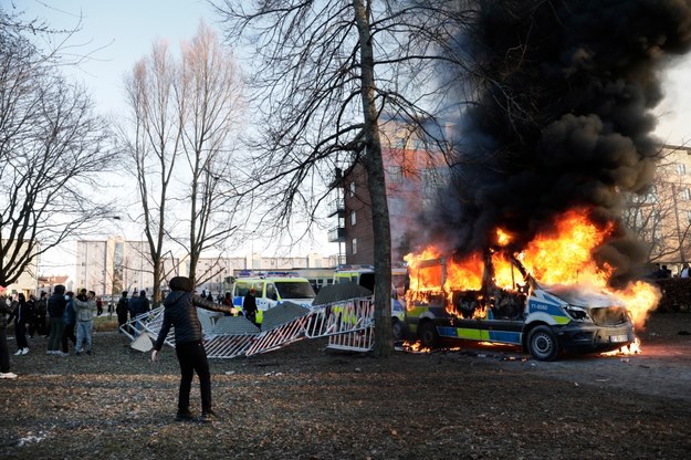 Szwecja: W czterech miastach doszło do zamieszek z powodu spalenia koranu /KICKI NILSSON  /PAP/EPA