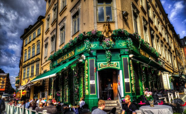 Szwecja znosi większość restrykcji. Mimo wzrostu zachorowań 