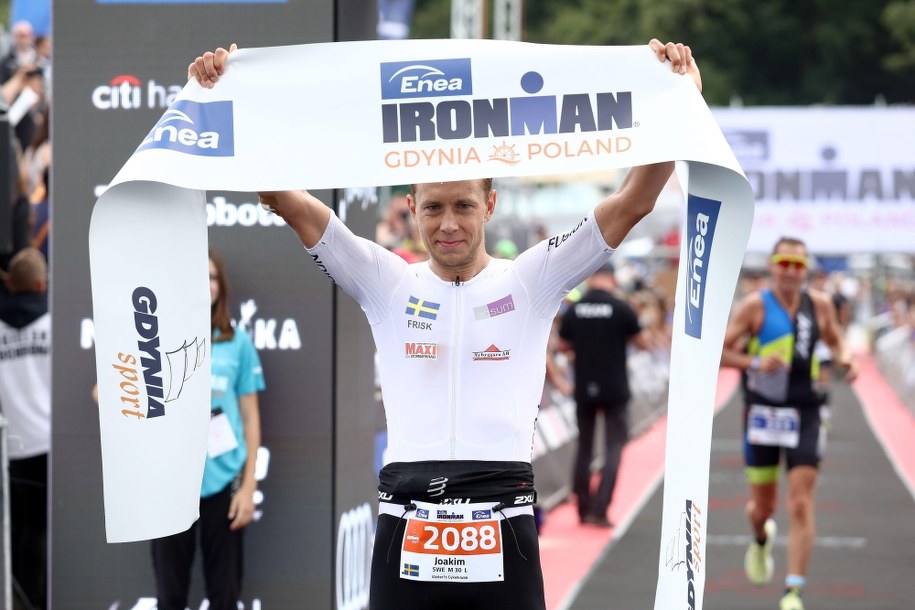 Szwed Joakim Frisk cieszy się ze zwycięstwa w triathlonowych zawodach Enea Ironman Gdynia 2022 /Jan Dzban /PAP