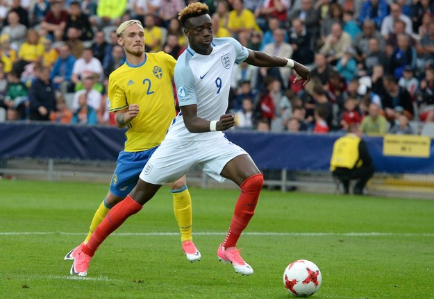 Szwed Linus Wahlqvist (L) i Tammy Abraham (P) z Anglii podczas meczu grupy A piłkarskich mistrzostw Europy U21 w Kielcach /Piotr Polak /PAP