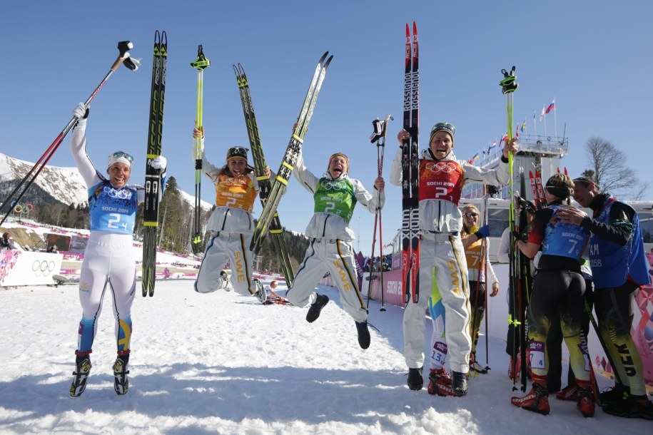 Szwedki Charlotte Kalla, Anna Haag, Emma Wiken i Ida Ingemarsdotter cieszą się ze złotego medalu w sztafecie /Kay Nietfeld  /PAP/EPA