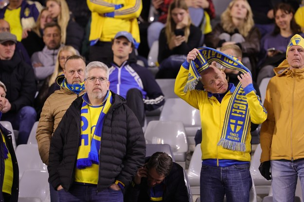 Szwedzcy kibice na meczu z Belgią w Brukseli /OLIVIER MATTHYS    /PAP/EPA