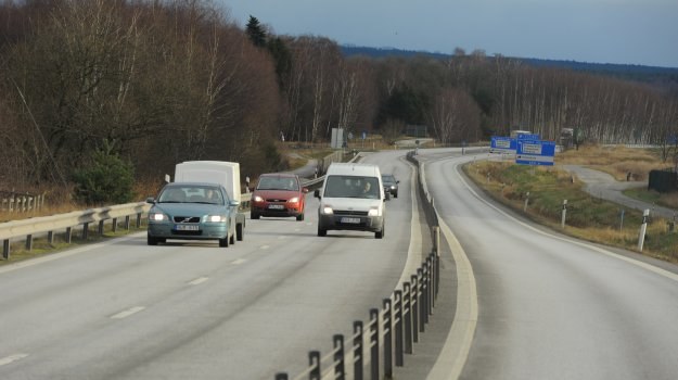 Szwedzi mają ok. 2500 km dróg umożliwiających bezpieczne wyprzedzanie. W Polsce jest ich dopiero 60 km (m.in. obwodnica Mrągowa). Ma być jednak więcej. /Motor