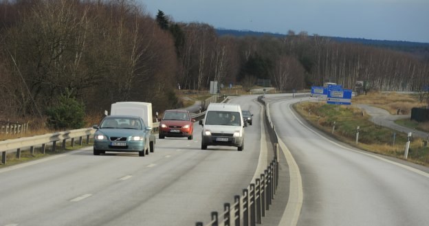 Szwedzi mają ok. 2500 km dróg umożliwiających bezpieczne wyprzedzanie. W Polsce jest ich dopiero 60 km (m.in. obwodnica Mrągowa). Ma być jednak więcej. /Motor